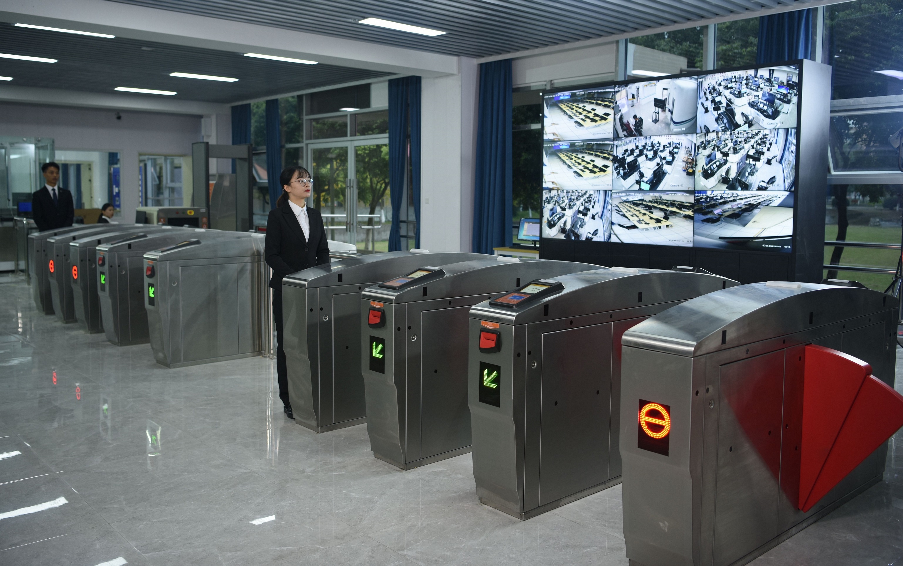 地铁闸门1.jpg 地铁闸门1.jpg