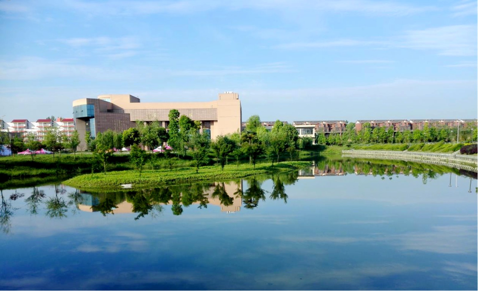 颜静3 2017年校园揽月湖_副本.jpg