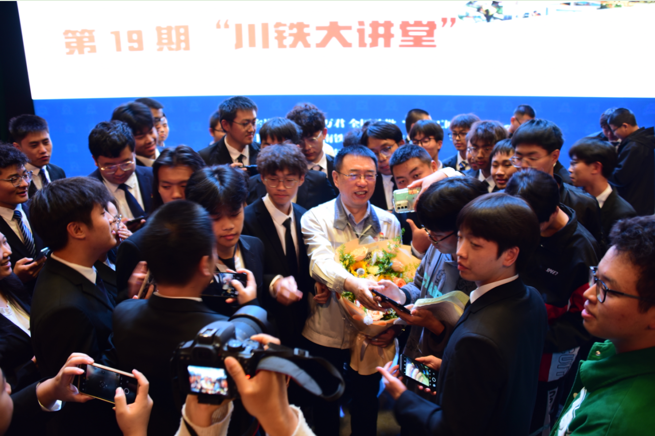 李万君2.png 李万君2.png