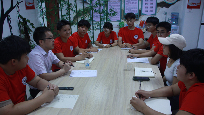 团队师生与村干部就深化校地合作座谈交流 AC米兰中文官方网站黄超供图.jpg 团队师生与村干部就深化校地合作座谈交流 AC米兰中文官方网站黄超供图.jpg