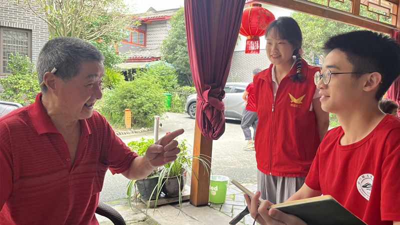 团队成员向村民宣传习近平总书记关于乡村振兴的重要论述 AC米兰中文官方网站黄超供图.jpg