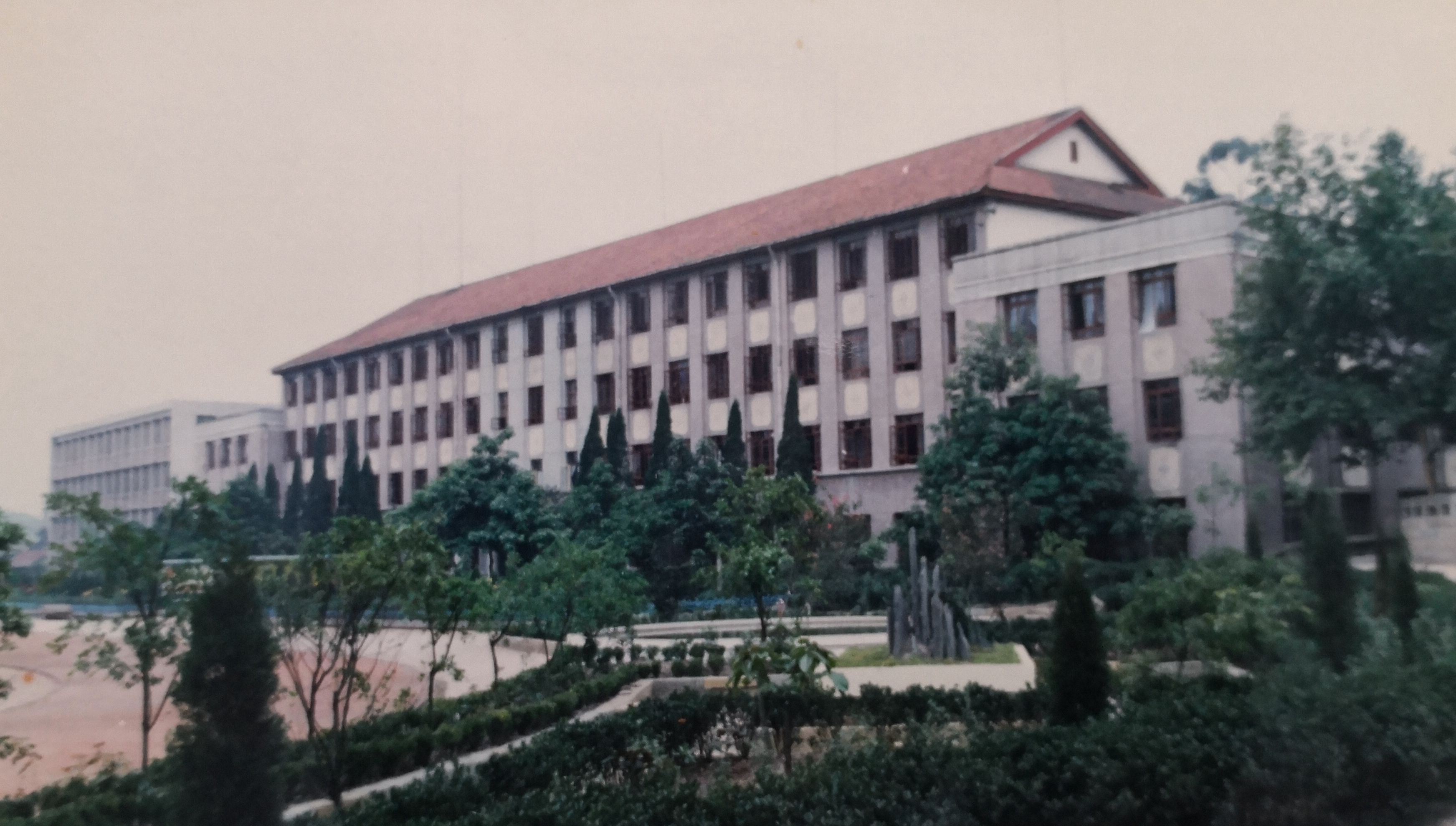 八十年代末的教学楼.jpg 八十年代末的教学楼.jpg