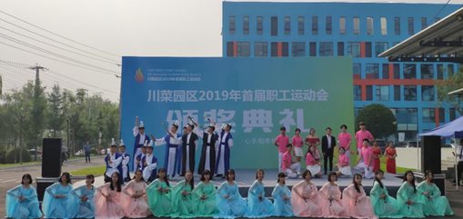 图片包含 人员, 户外, 天空

描述已自动生成