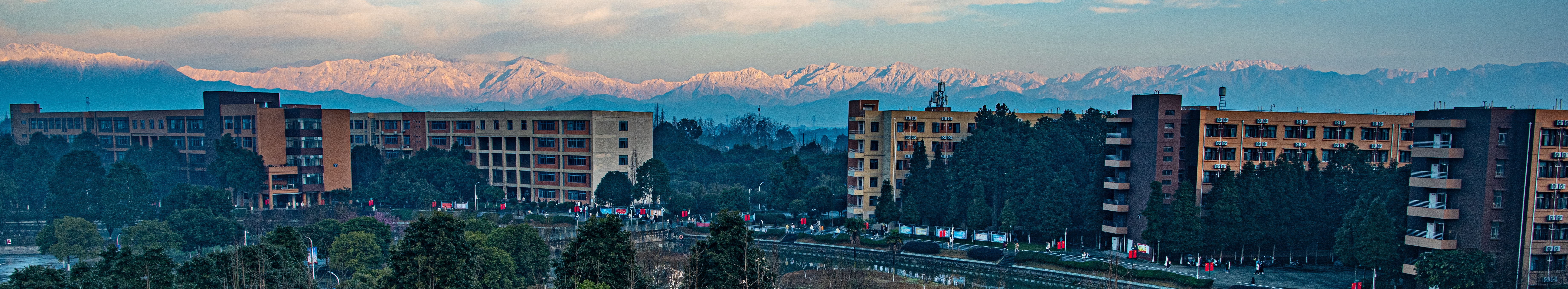 雪山校园交相辉映